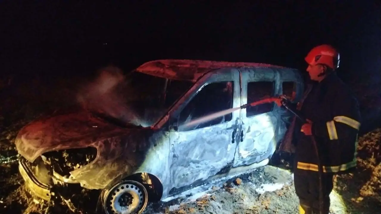 Merzifon’da Tarlada Araç Yangını: Doblo Alevlere Teslim Oldu 1