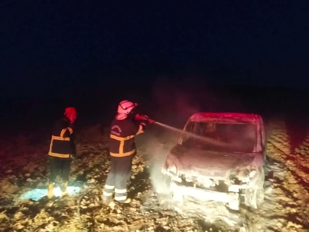Merzifon’da Tarlada Araç Yangını: Doblo Alevlere Teslim Oldu 2
