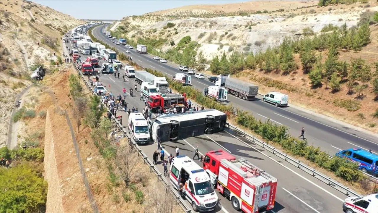 Yolcu Otobüsü Tıra Çarptı: 2 Ölü, Çok Sayıda Yaralı 2