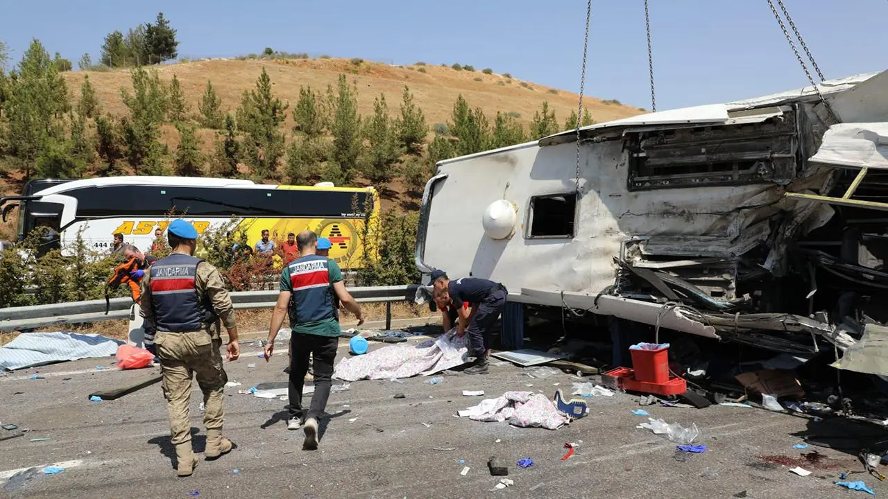 Yolcu Otobüsü Tıra Çarptı: 2 Ölü, Çok Sayıda Yaralı 1