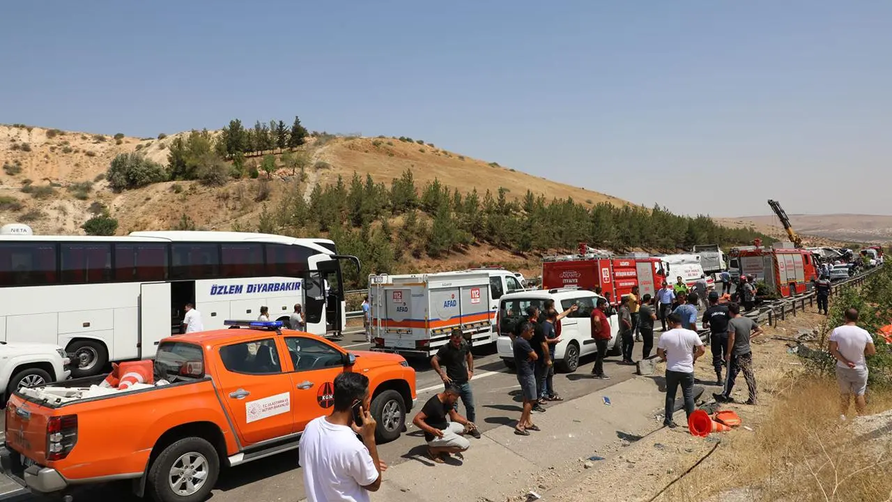 Yolcu Otobüsü Tıra Çarptı: 2 Ölü, Çok Sayıda Yaralı 3