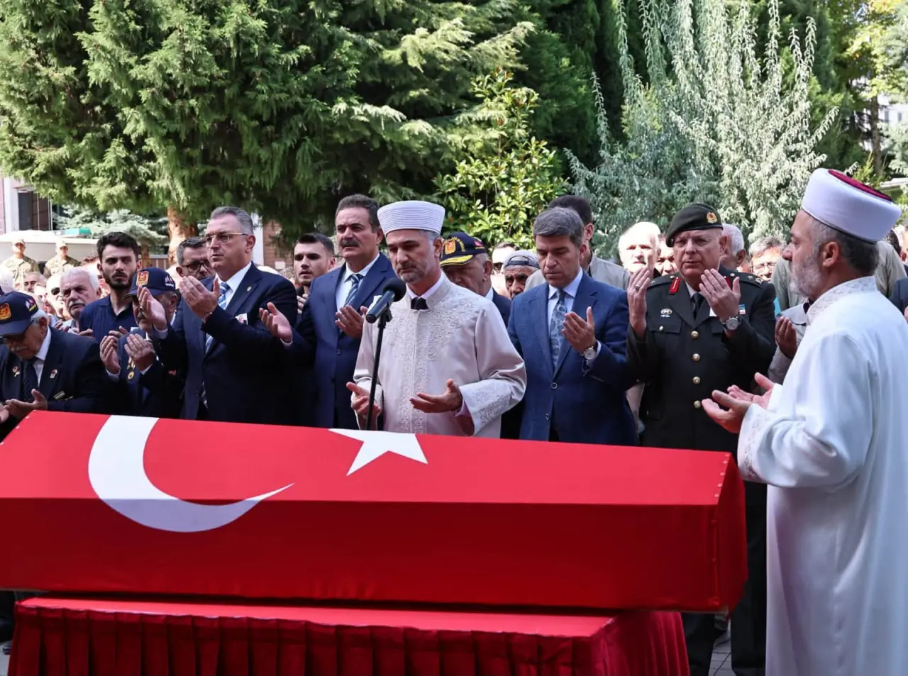 Amasya Kıbrıs Gazisi Bahattin Şen’i Son Yolculuğuna Uğurladı 1