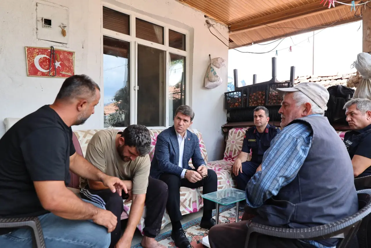 Amasya Valisi Bakan Kayıp Gencin Ailesinin Yanında 3