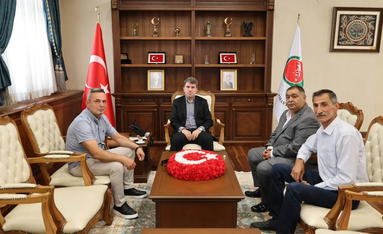 Amasya Valisi Önder Bakan’ın Makamında Yoğun Ziyaret Trafiği 3