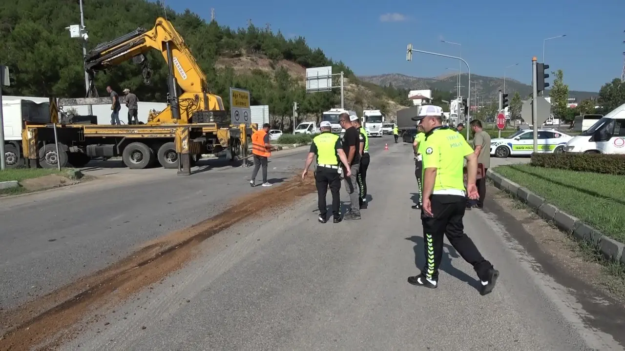 Amasya’da Tırın Dorsesi Seyir Halindeyken Koptu! O Anlar Kamerada 2