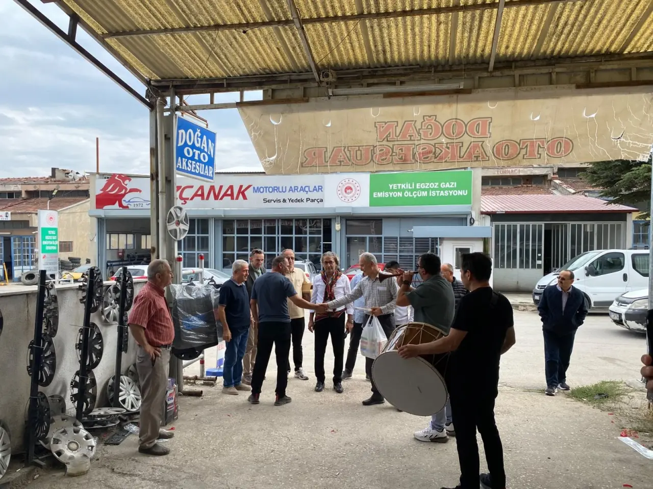 Merzifon Sanayisinde Ahilik Coşkusu: Davul Zurnayla Esnafı Gezerek Lokum Dağıttılar 1
