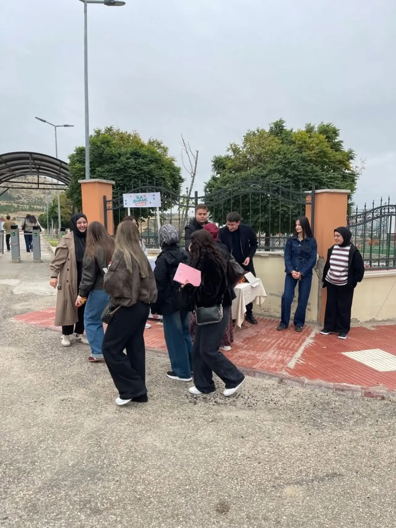 Merzifon’da Kampüs Önünde Gençlik Buluşması! 5