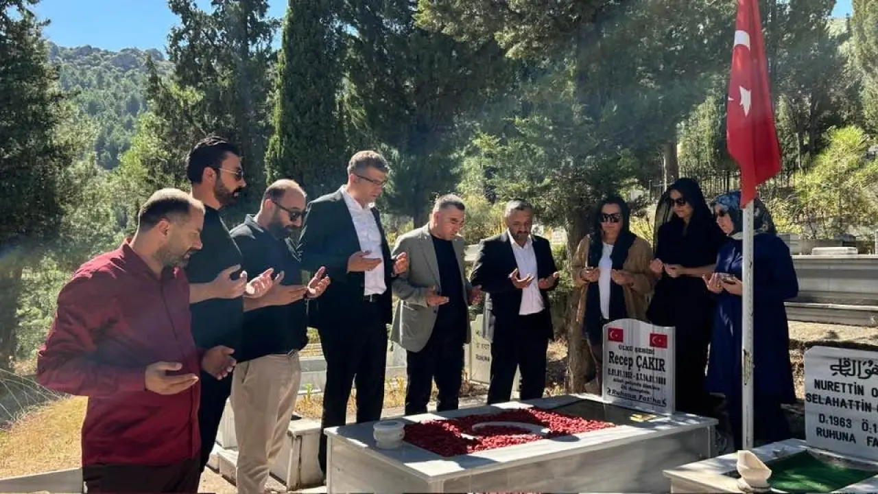 MHP Amasya Teşkilatı Şehitlikte Buluştu 1