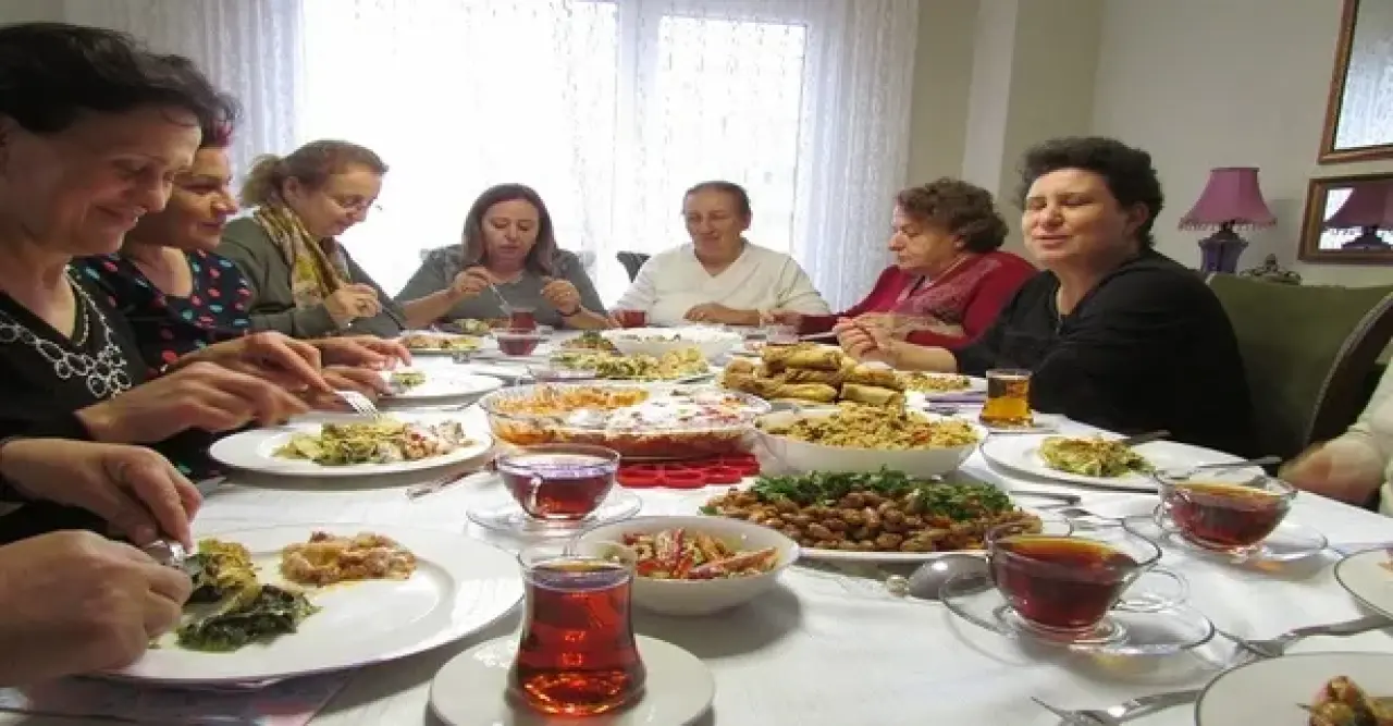 Rüyada Kalabalık Sofra Görmek Ne Anlama Gelir? Bolluk, Bereket ve Müjdeli Haberler 1