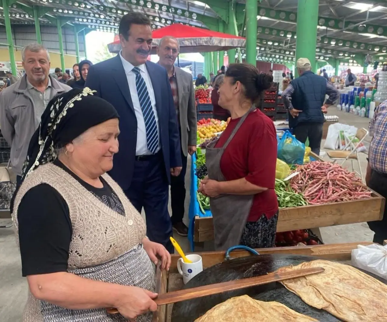 Vekil İpek Gümüşhacıköy Pazarında 1
