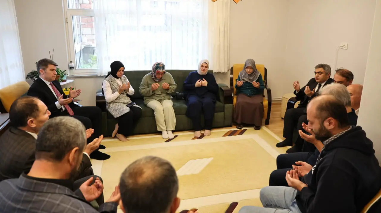Amasya Valisi Çolak Ailesini Ziyaret Etti 3