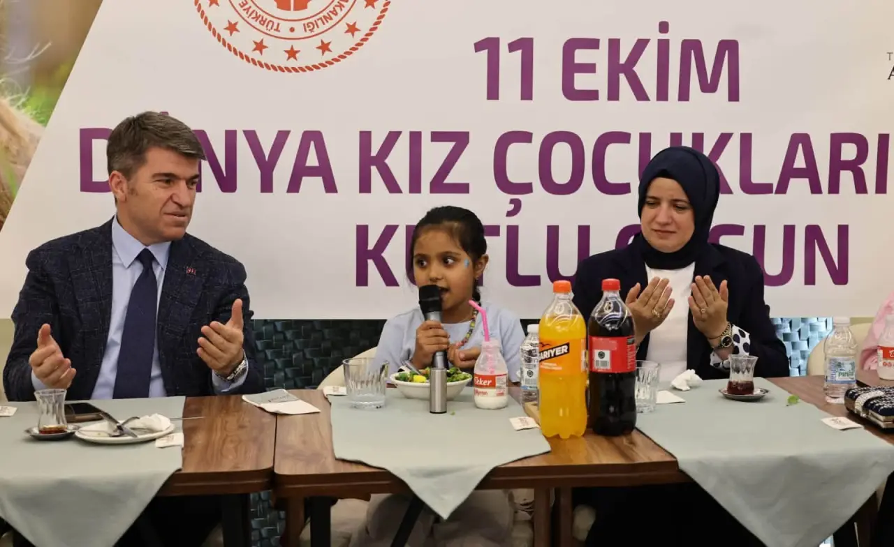 Amasya Valisi Kız Çocuklarıyla Bir Araya Geldi 1