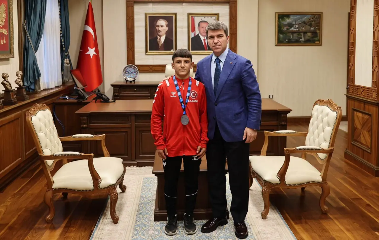 Amasyalı Güreşçi Vali Bakan’ın Konuğu Oldu 1