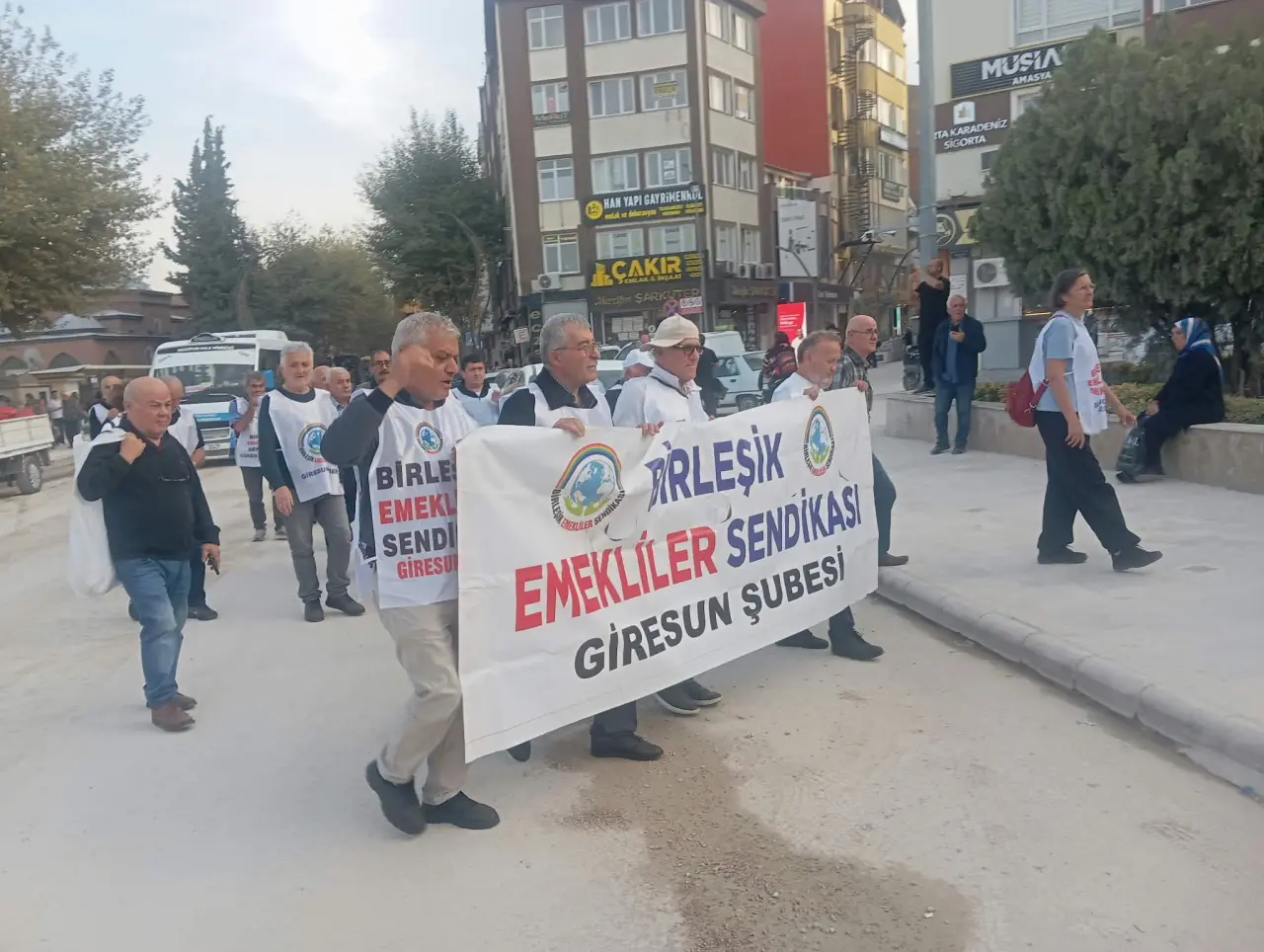 Merzifon’da Emeklilerden 50 Bin TL Maaş Talebi! 2