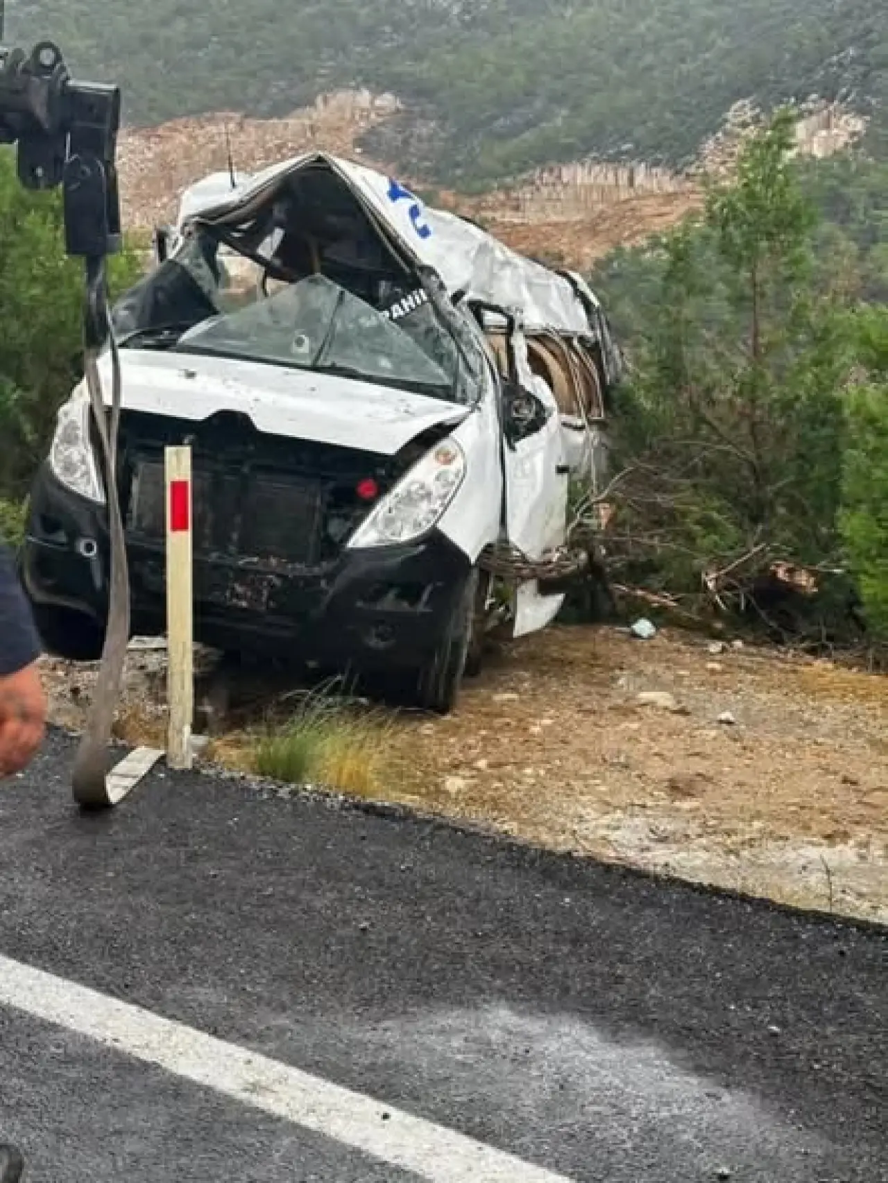 Minibüs Uçuruma Yuvarlandı: 17 Yaralı 1