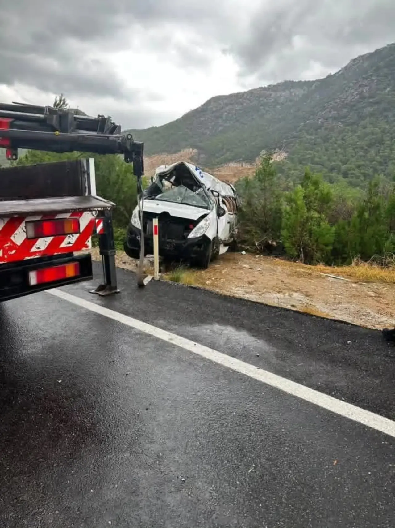Minibüs Uçuruma Yuvarlandı: 17 Yaralı 2