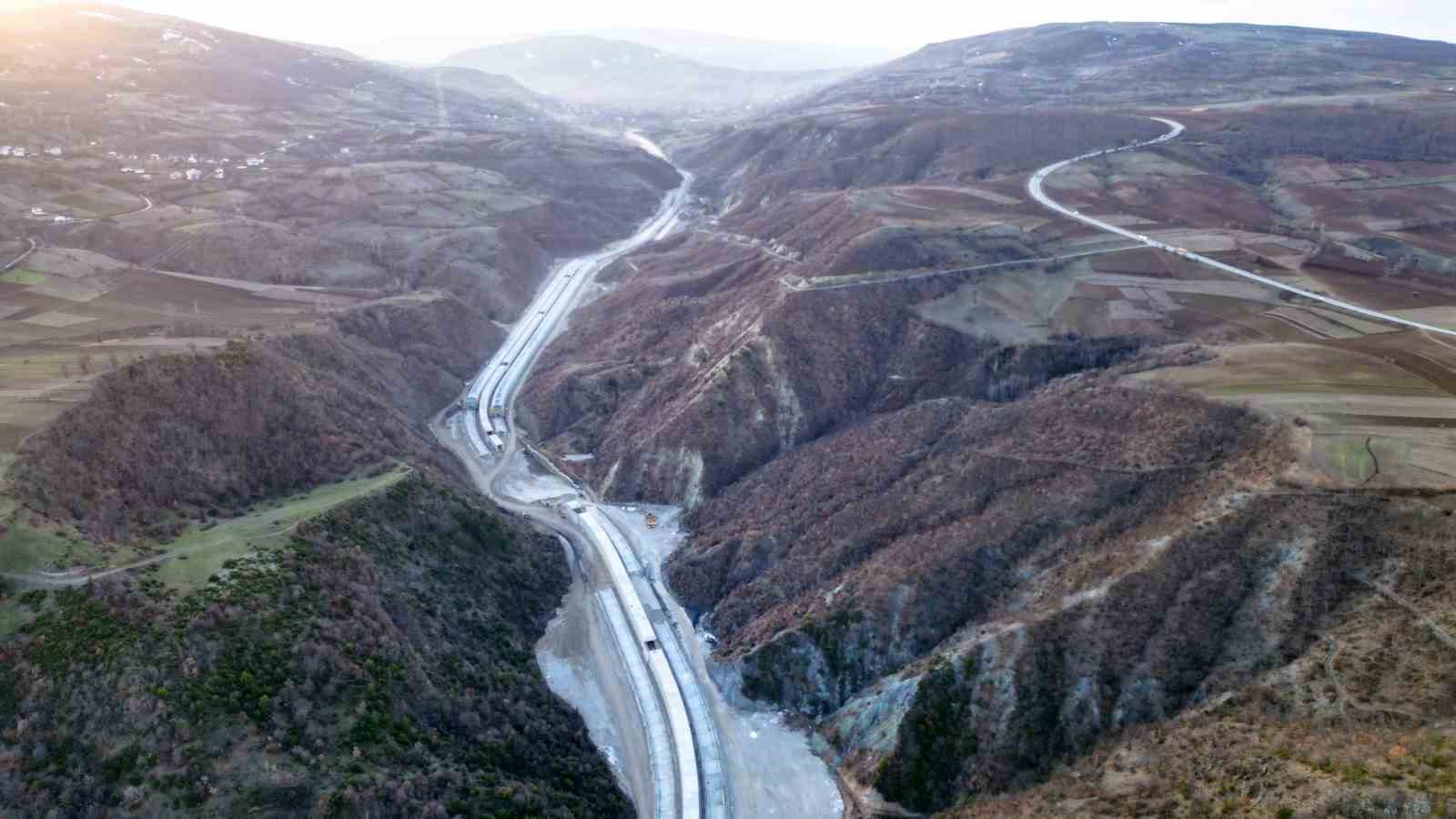 12-yildir-bitirilemeyen-karayolunda-isciler-maaslarini-eksik-aldiklari-icin-is-birakti