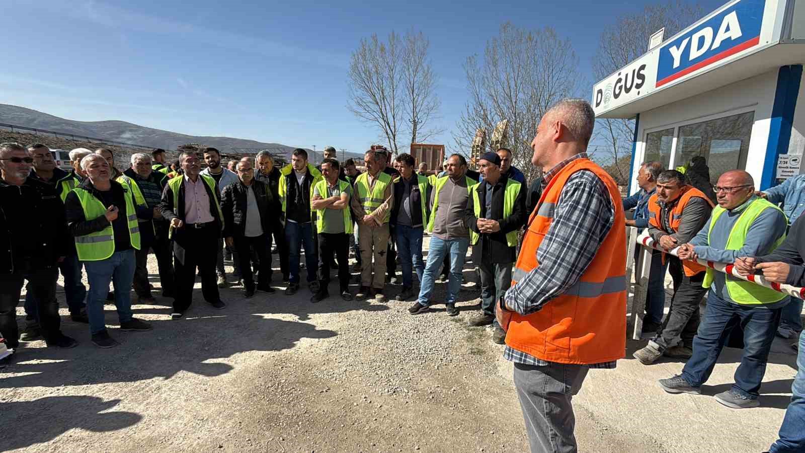 12-yildir-bitirilemeyen-karayolunda-isciler-maaslarini-eksik-aldiklari-icin-is-birakti