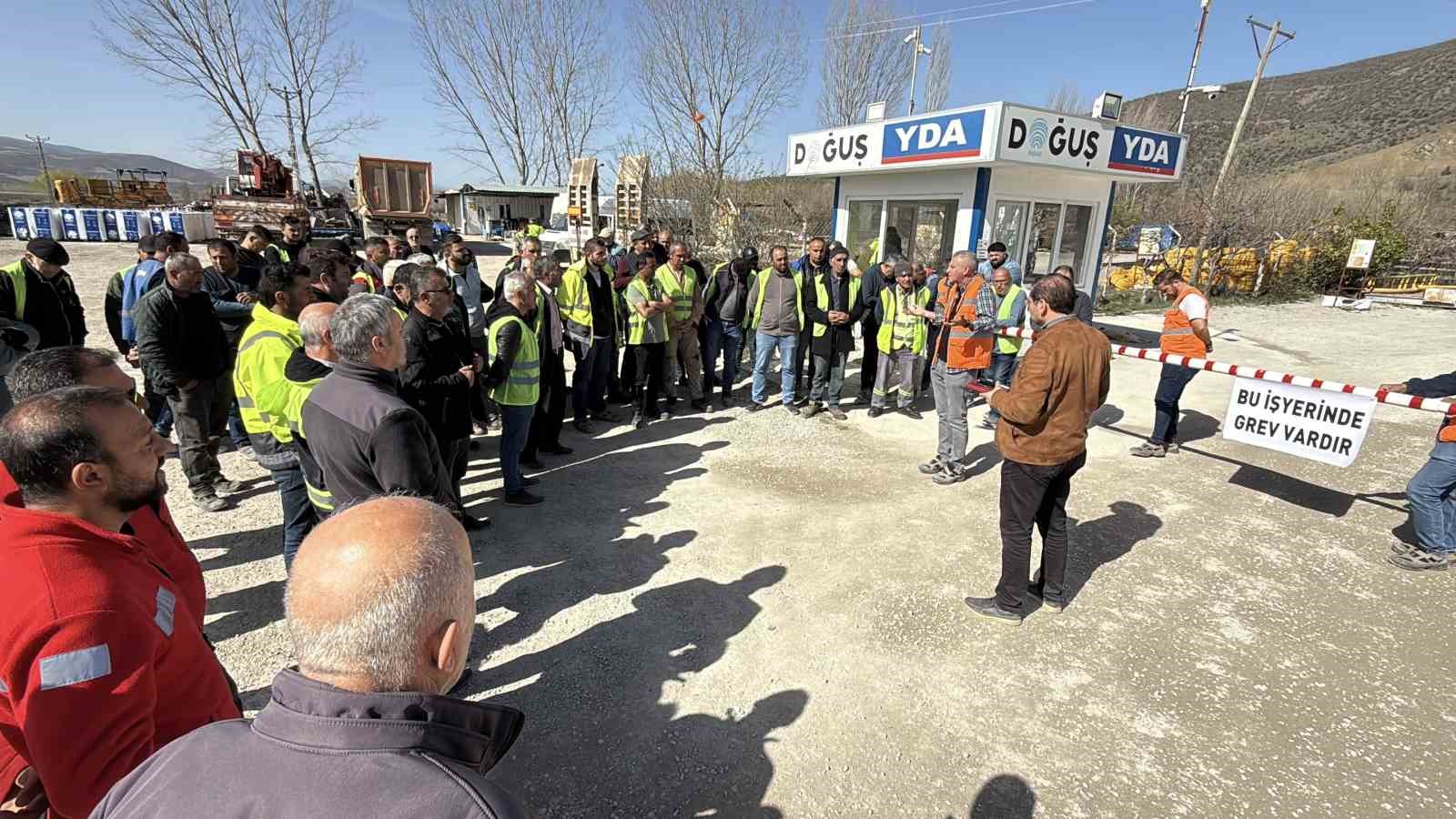 12-yildir-bitirilemeyen-karayolunda-isciler-maaslarini-eksik-aldiklari-icin-is-birakti