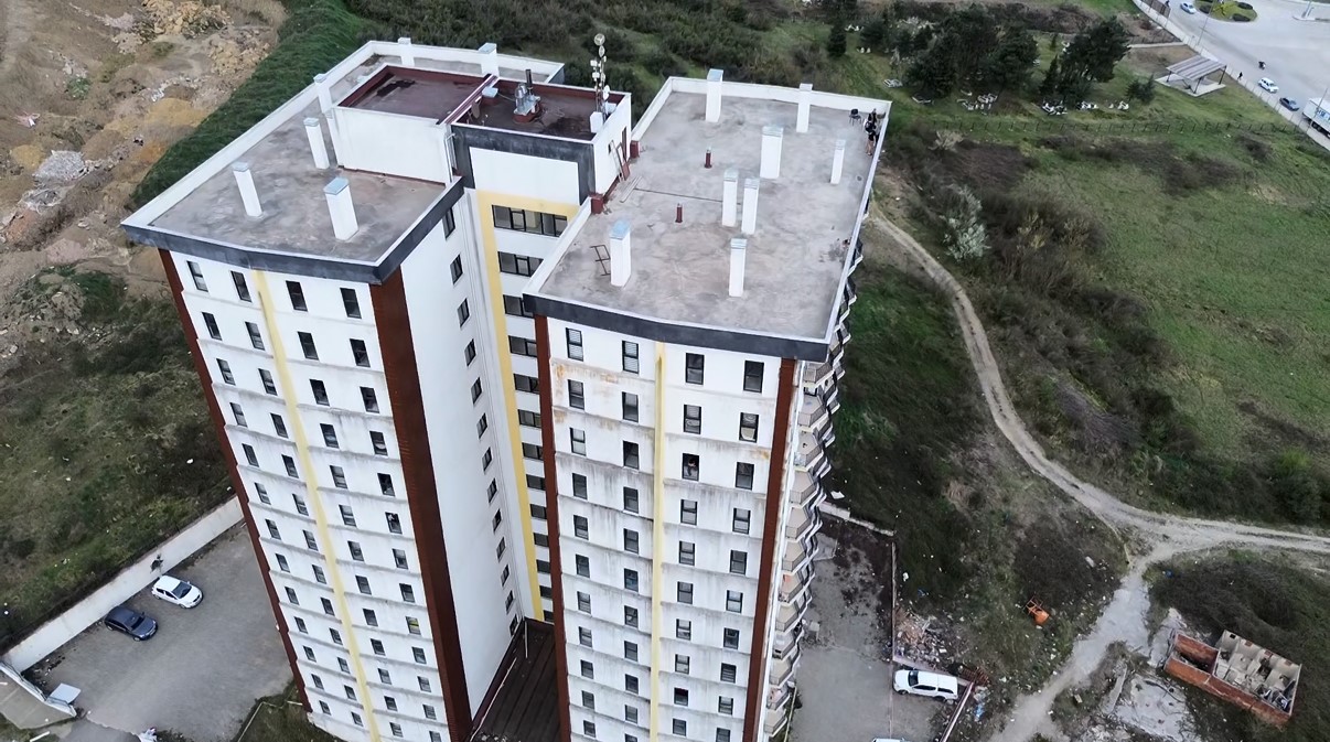 15-katli-binanin-catisina-cikan-gencler-ekipleri-harekete-gecirdi-gercek-bambaska-cikti