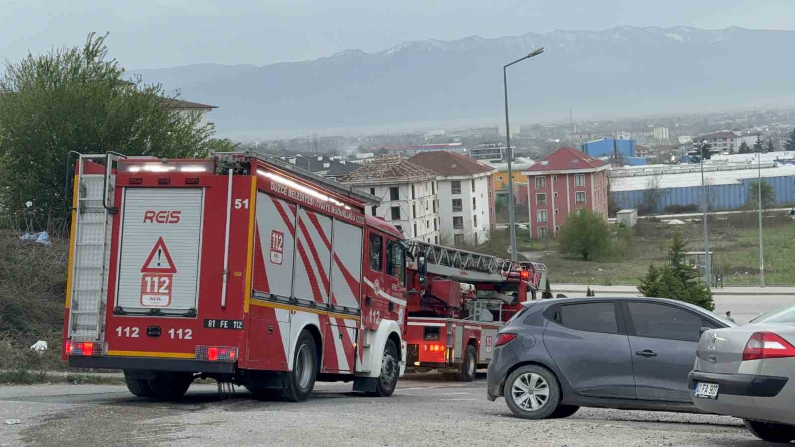 15-katli-binanin-catisina-cikan-gencler-ekipleri-harekete-gecirdi-gercek-bambaska-cikti