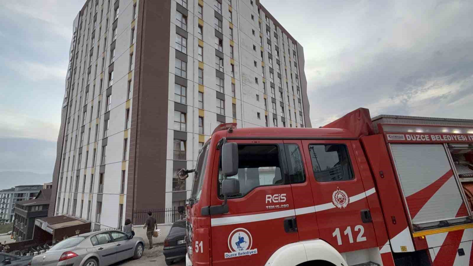 15-katli-binanin-catisina-cikan-gencler-ekipleri-harekete-gecirdi-gercek-bambaska-cikti