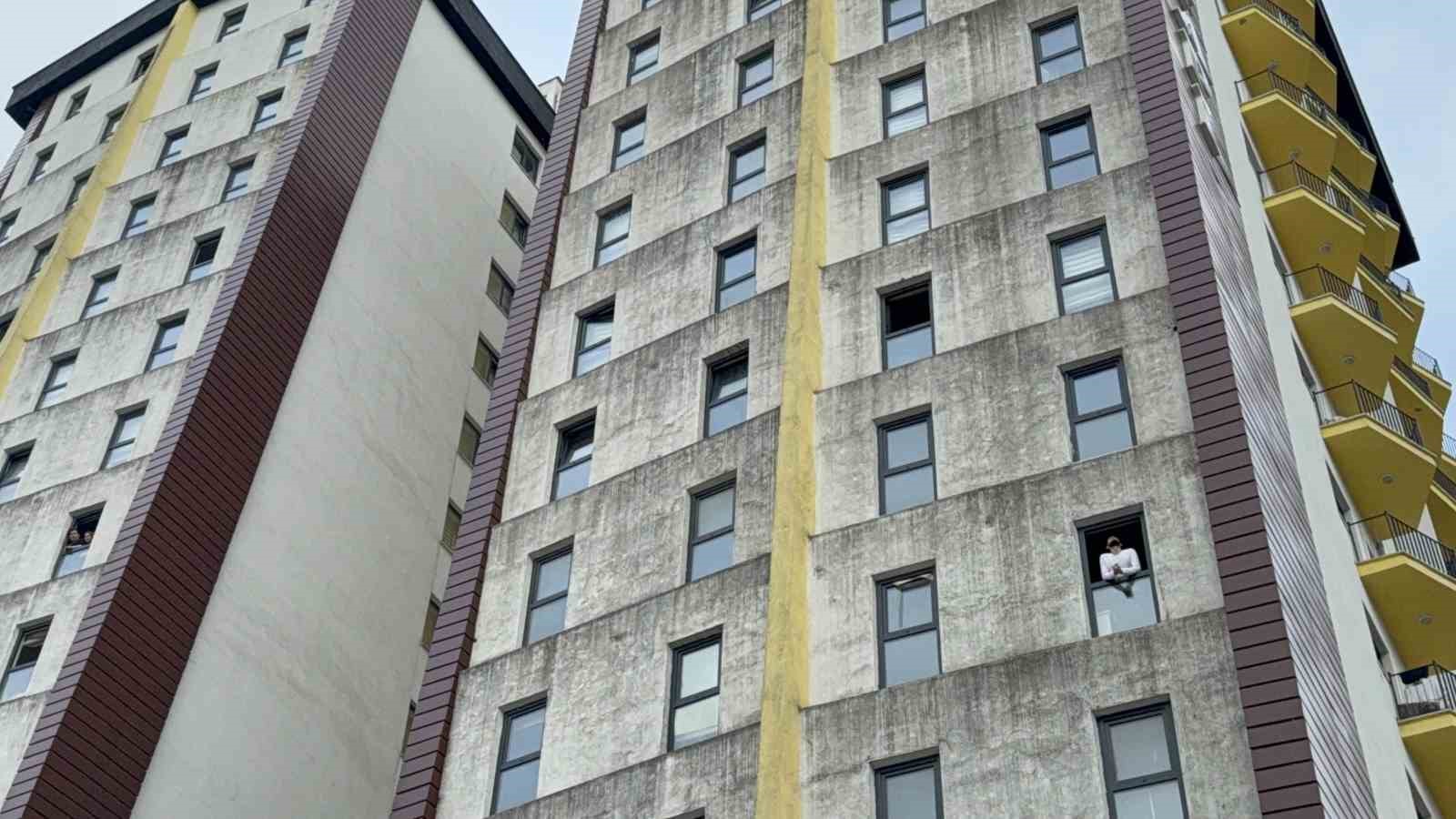 15-katli-binanin-catisina-cikan-gencler-ekipleri-harekete-gecirdi-gercek-bambaska-cikti