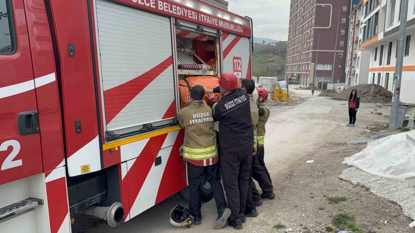 15-katli-binanin-catisina-cikan-gencler-ekipleri-harekete-gecirdi-gercek-bambaska-cikti