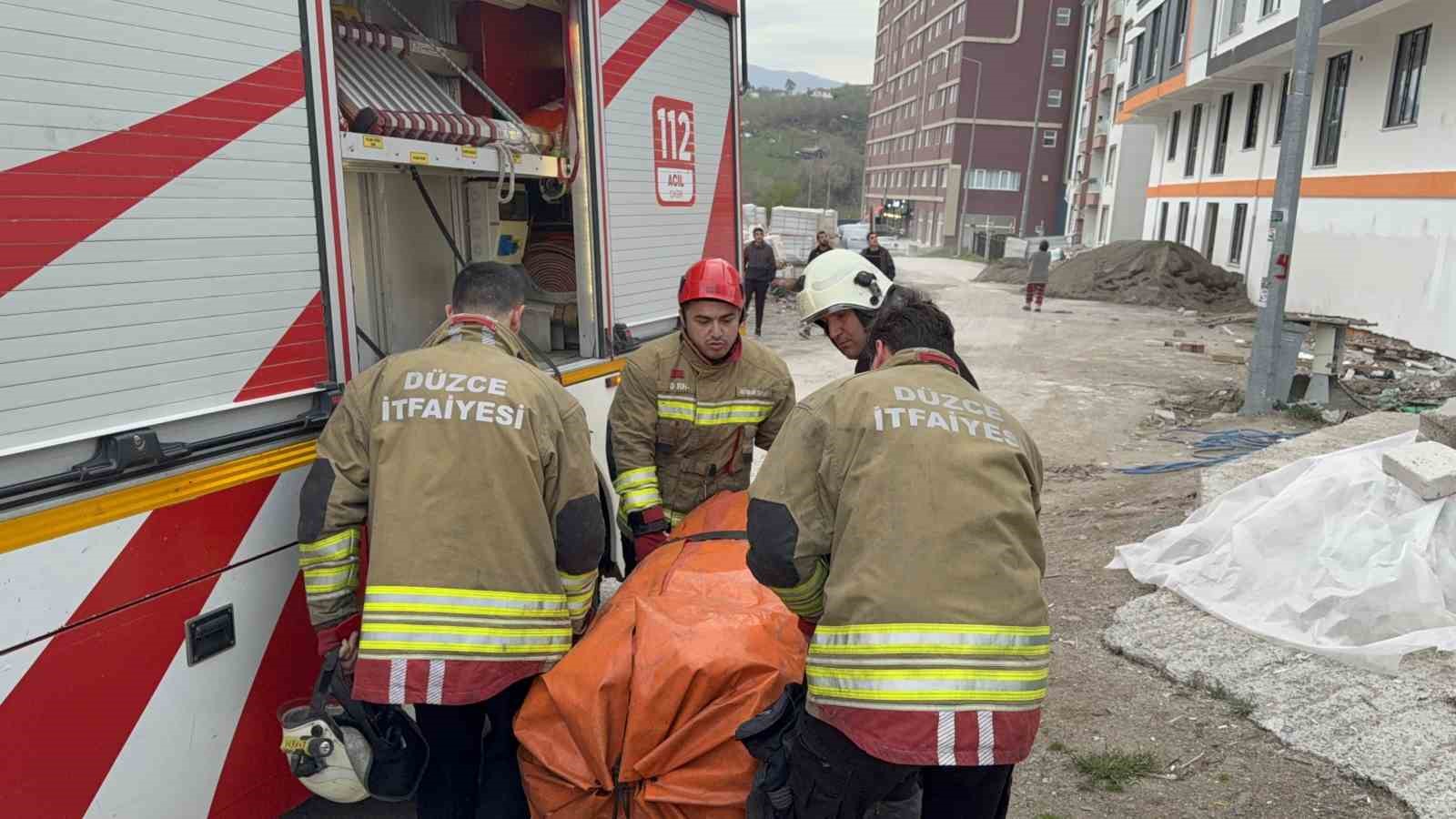 15-katli-binanin-catisina-cikan-gencler-ekipleri-harekete-gecirdi-gercek-bambaska-cikti