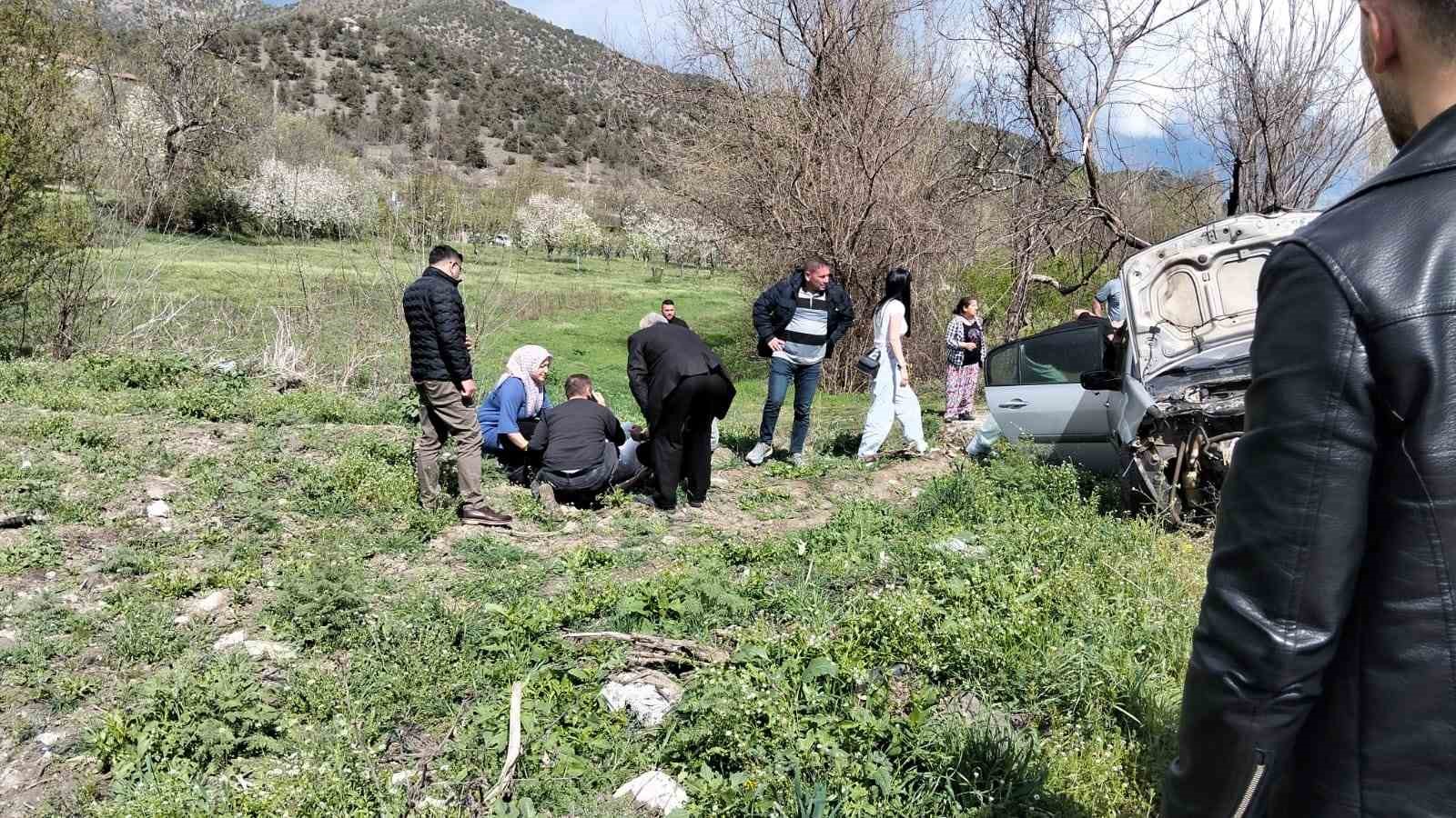 amasyada-otomobil-bariyerlere-carpti-2-yarali