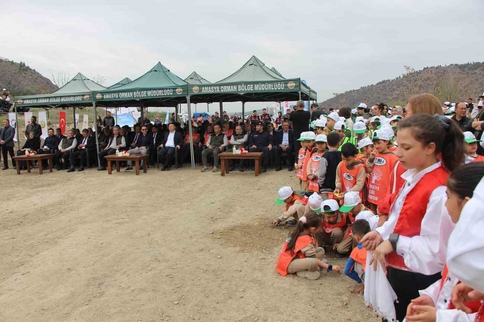 amasyada-protokol-koltuklarda-oturdu-ogrenciler-ayakta-bekleyip-diz-coktu