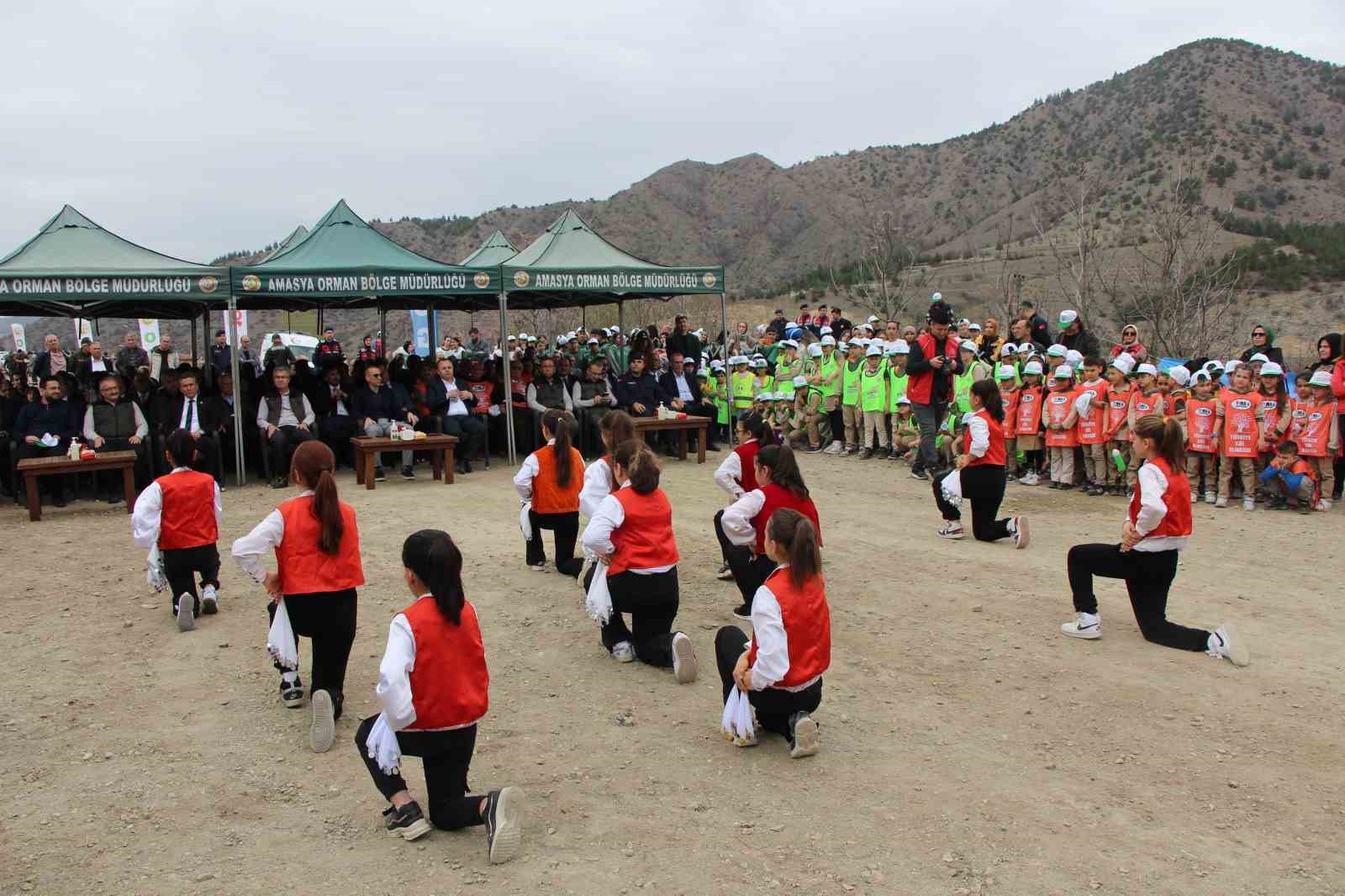 amasyada-protokol-koltuklarda-oturdu-ogrenciler-ayakta-bekleyip-diz-coktu