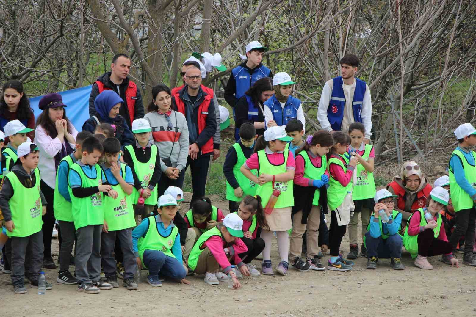 amasyada-protokol-koltuklarda-oturdu-ogrenciler-ayakta-bekleyip-diz-coktu