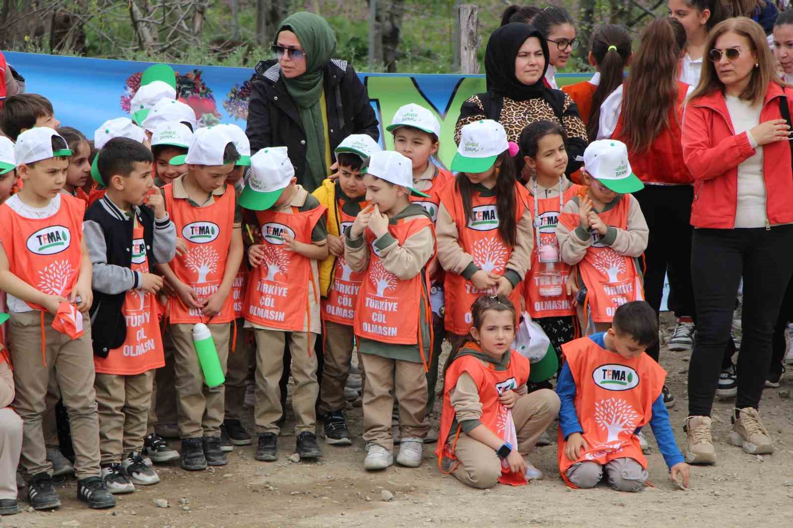 amasyada-protokol-koltuklarda-oturdu-ogrenciler-ayakta-bekleyip-diz-coktu