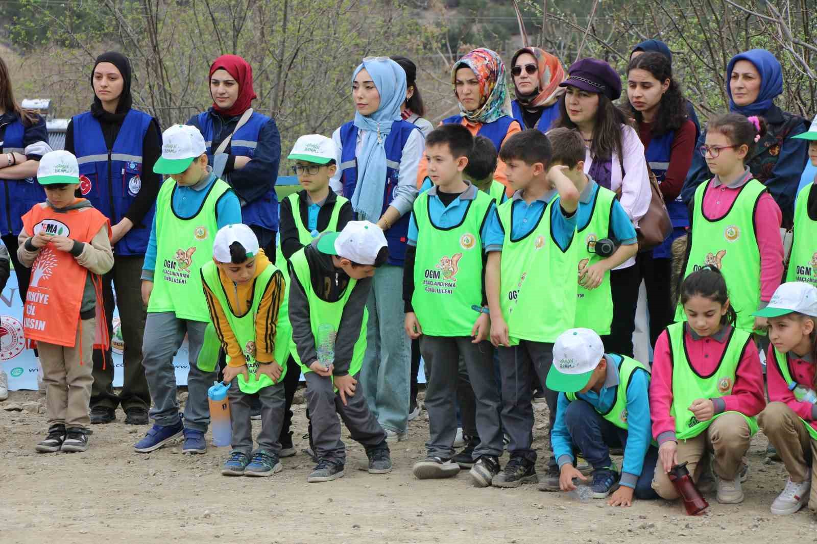 amasyada-protokol-koltuklarda-oturdu-ogrenciler-ayakta-bekleyip-diz-coktu