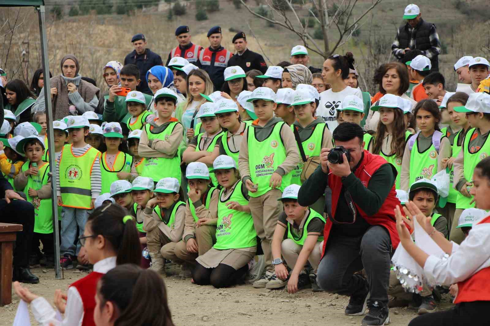 amasyada-protokol-koltuklarda-oturdu-ogrenciler-ayakta-bekleyip-diz-coktu