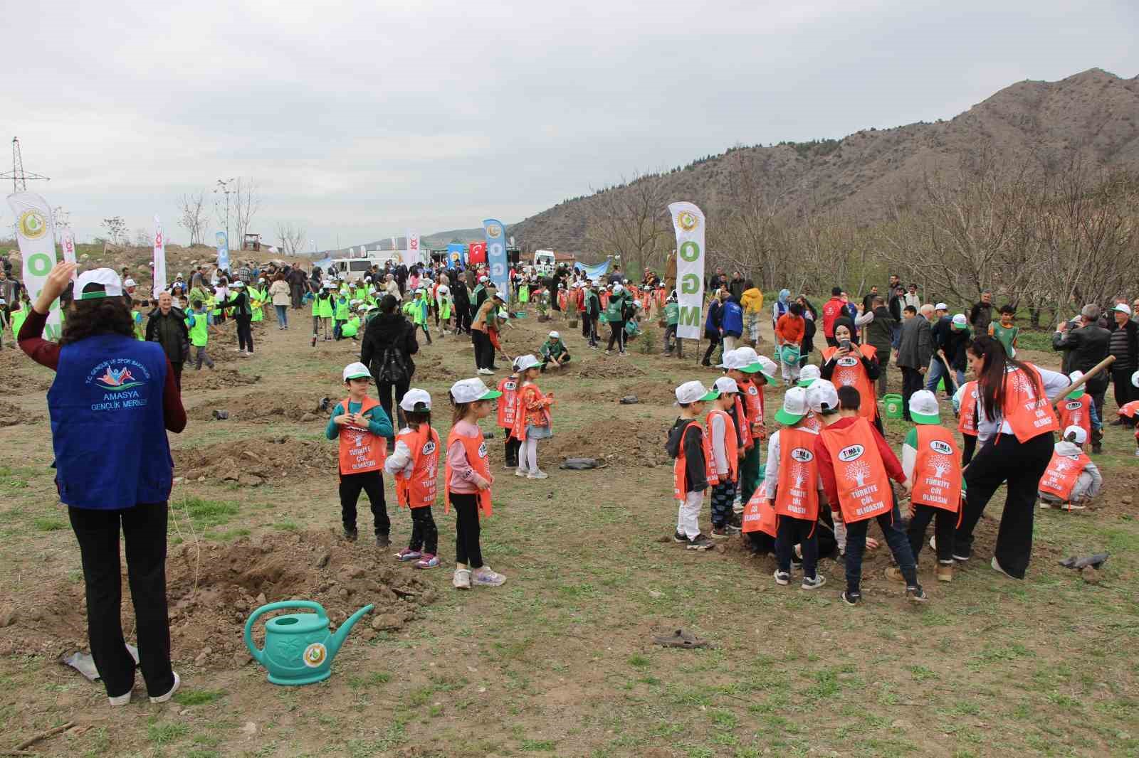 amasyada-protokol-koltuklarda-oturdu-ogrenciler-ayakta-bekleyip-diz-coktu