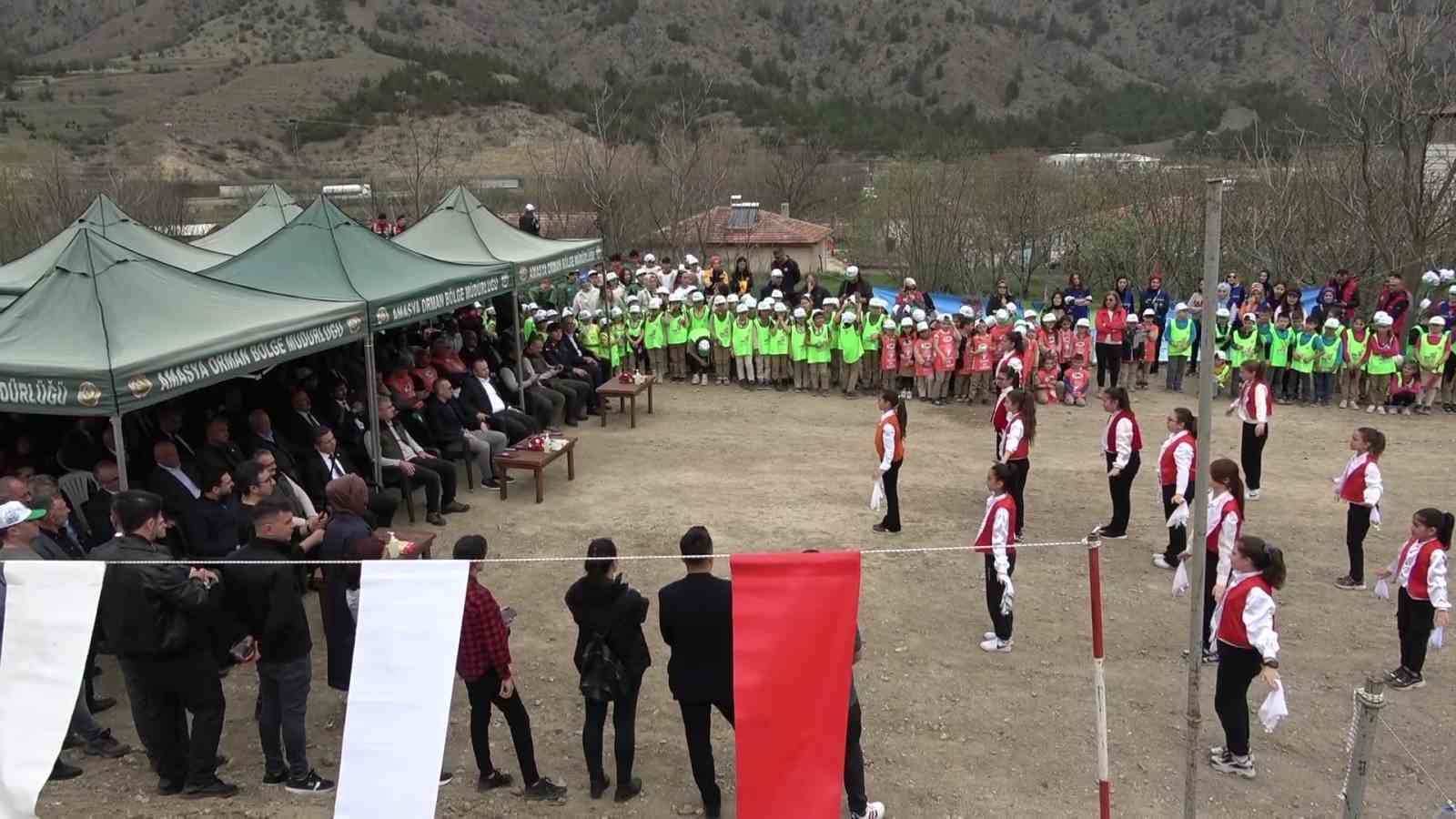 amasyada-protokol-koltuklarda-oturdu-ogrenciler-ayakta-bekleyip-diz-coktu