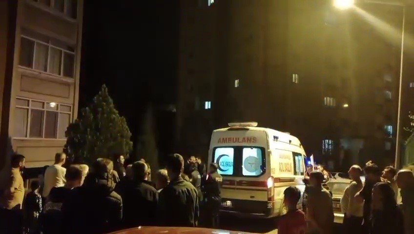 apartmanin-4-katindan-dusen-kiz-cocugu-agir-yaralandi