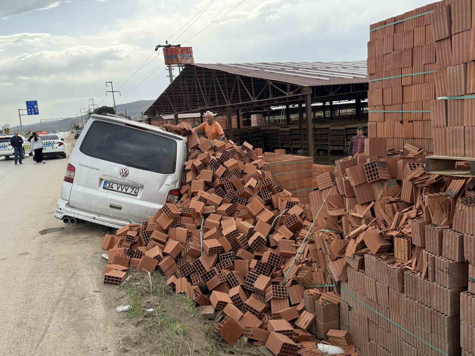 araciyla-tugla-fabrikasina-girdi-3-yarali