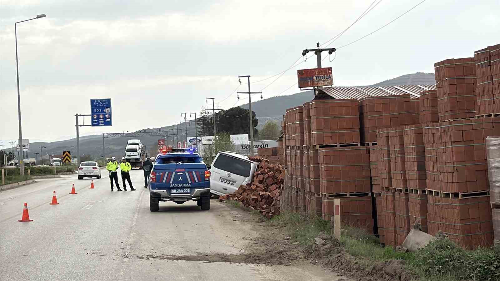 araciyla-tugla-fabrikasina-girdi-3-yarali
