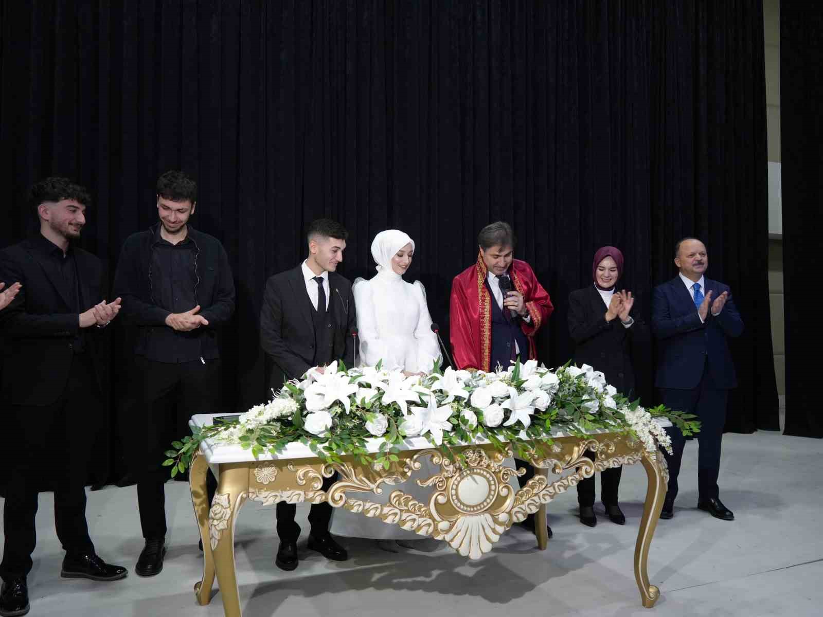 bakan-goktas-evlilik-kredisinden-faydalanan-ciftin-nikah-sahidi-oldu