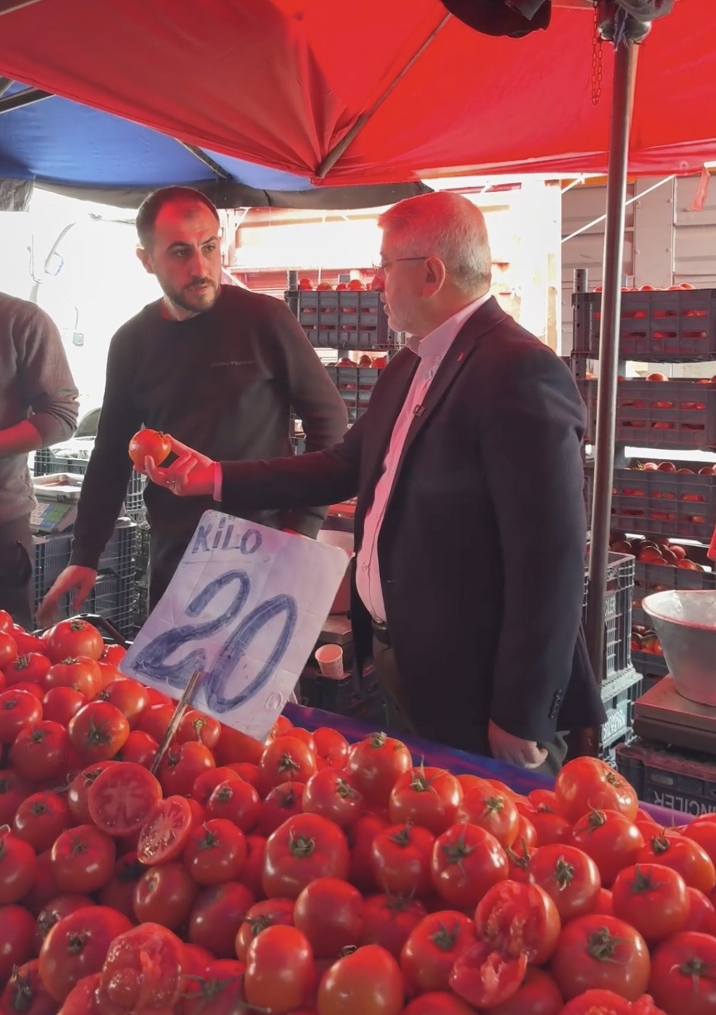 belediye-baskanindan-tezgahin-onuyle-arka-kismina-farkli-kalitede-urun-koyan-esnafa-sert-tepki