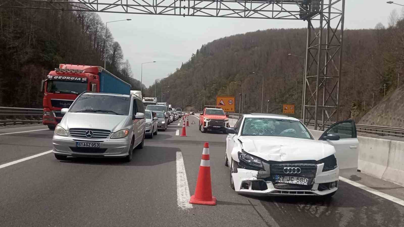 bolu-dagi-tuneli-gecisinde-otomobiller-carpisti-4-yarali