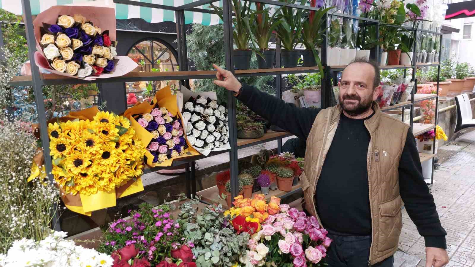 cicekciden-5-bin-liralik-cicek-calan-hirsiz-guvenlik-kamerasina-yakalandi