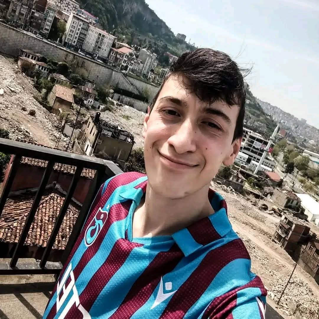 ehliyetsiz-surucu-yolun-karsisina-gecmeye-calisan-yayaya-carpti