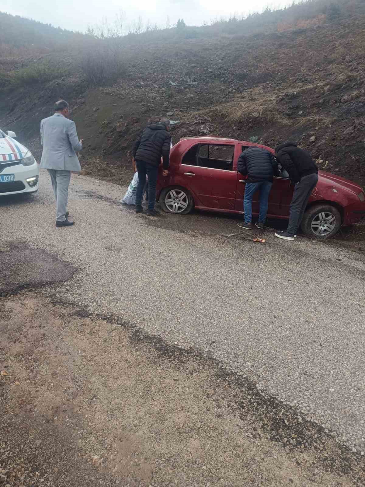 gumushanede-ucuruma-yuvarlanan-aractaki-yasli-kadin-oldu
