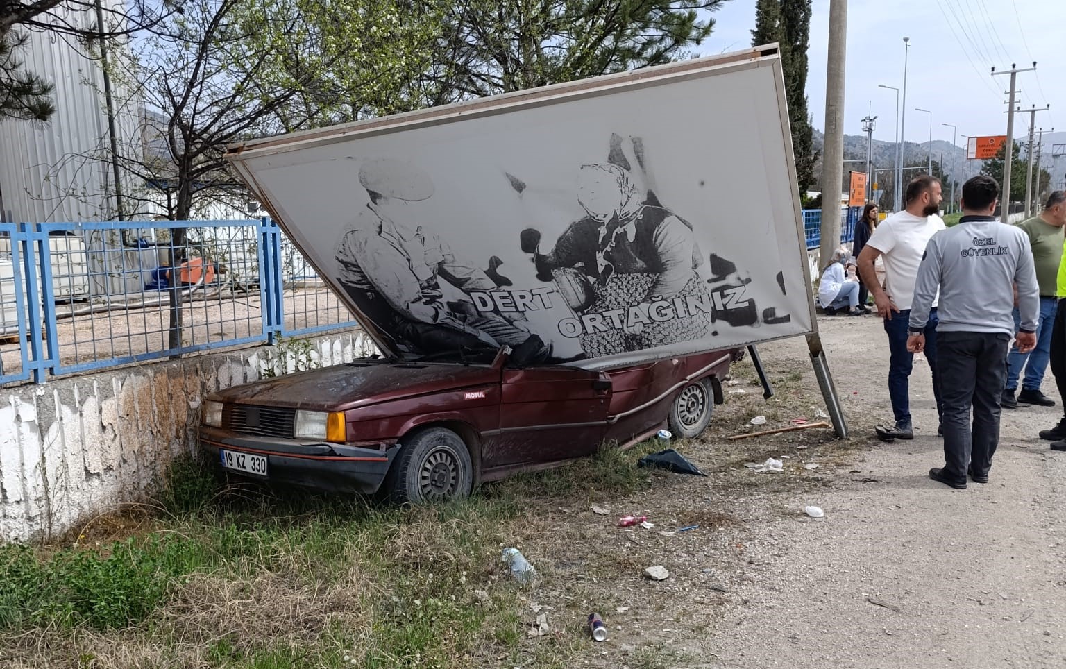 kontrolden-cikan-otomobil-reklam-panosuna-carpti