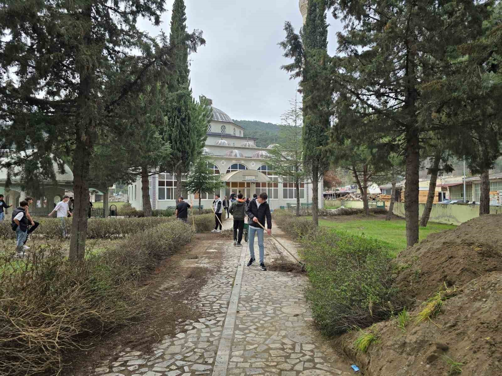 liselilerden-cami-temizligi