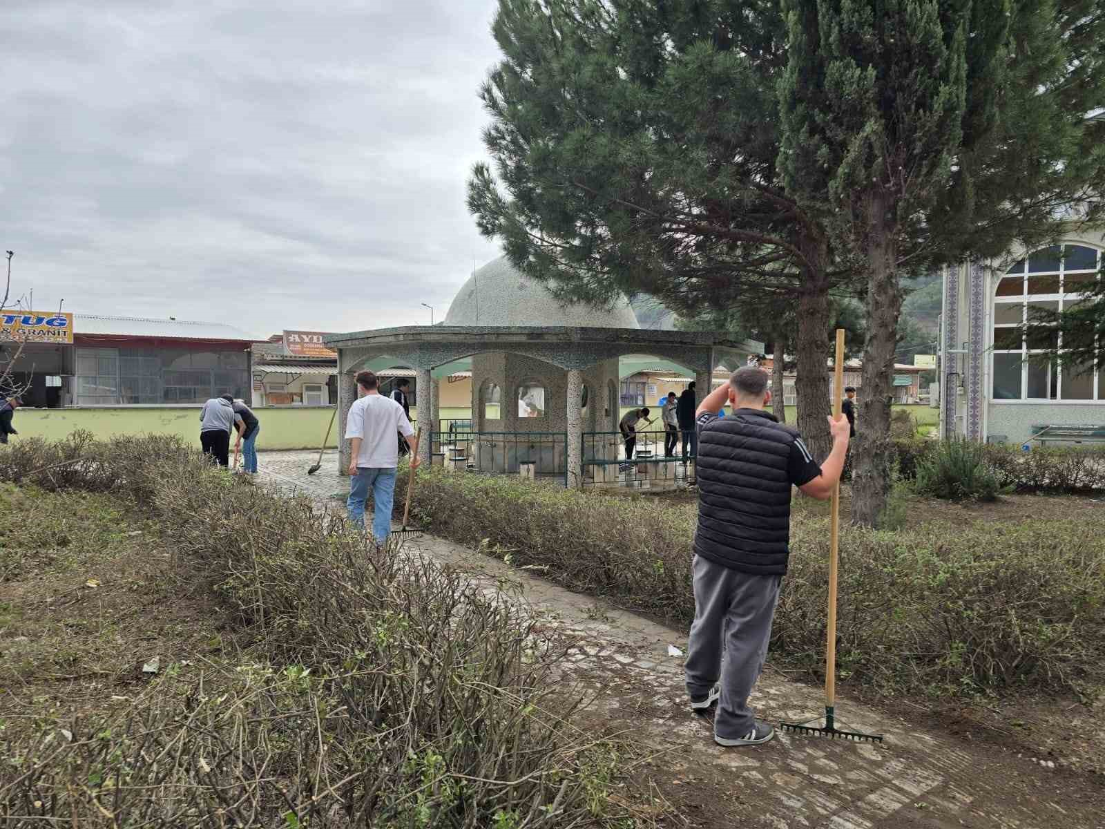liselilerden-cami-temizligi